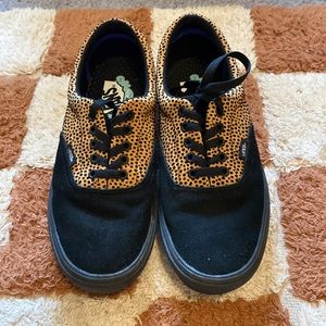 VANS COMFY CUSH SNEAKER. WOMENS 10.5/MENS 9.0